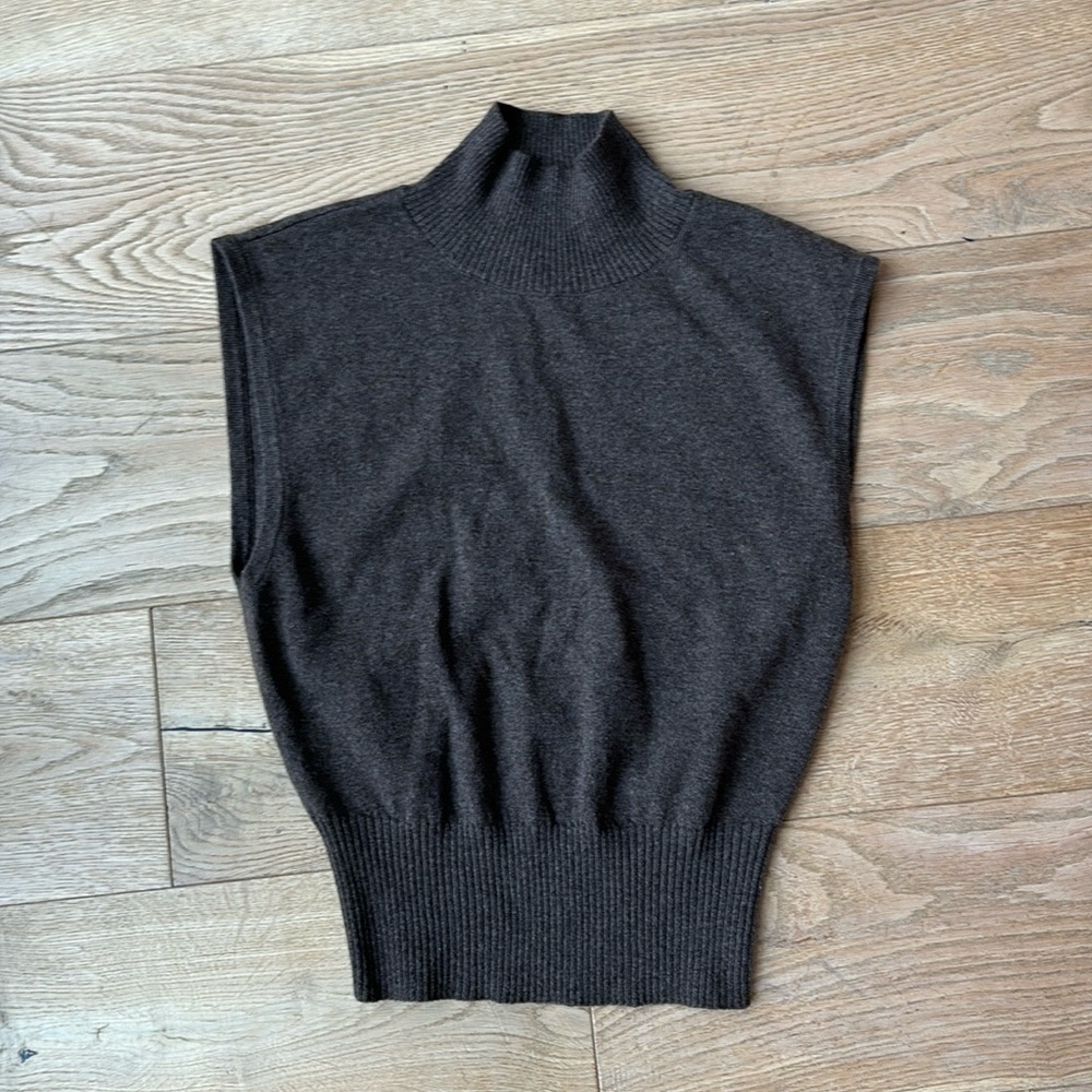 Reformation sleeveless Arco sweater in Hedgerow size M.  Never worn.
